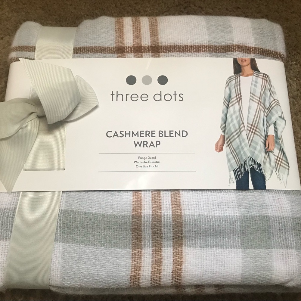 Women’s Cashmere Blend Wrap in White and Brown Plaid, Size OS